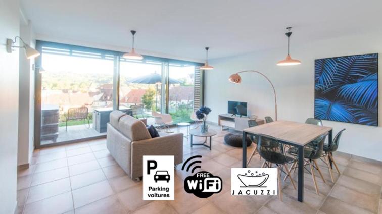 un soggiorno con un divano e un tavolo di Plein Soleil avec Jacuzzi Privatif et parking privé a Sarlat-la-Canéda