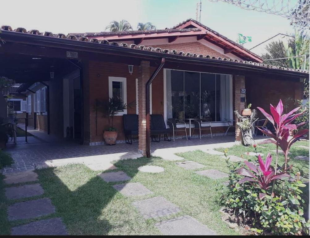 a house with a courtyard with a patio at Casa Itaguá in Ubatuba