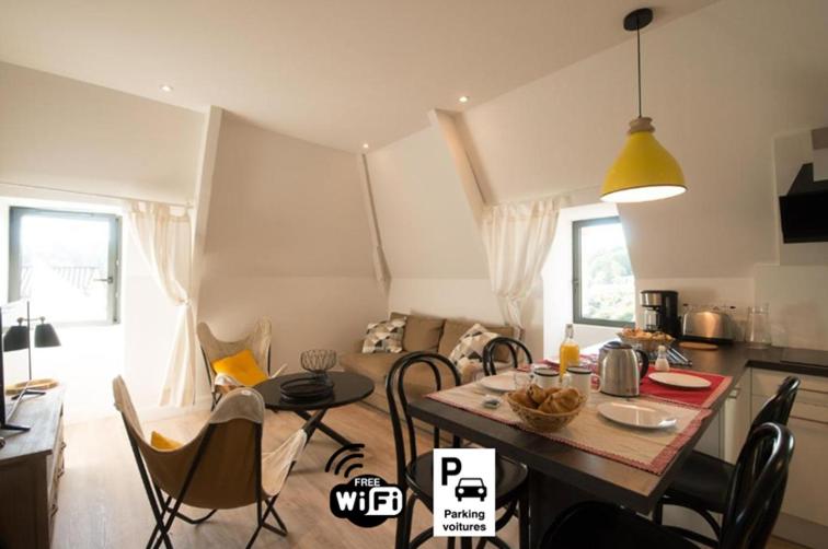 uma cozinha e sala de jantar com mesa e cadeiras em Le Nid Douillet, climatisation et parking privé em Sarlat-la-Canéda