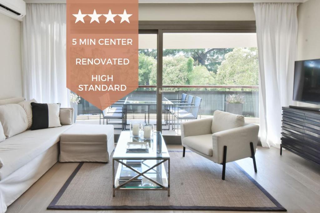 un salon avec un canapé et une table dans l'établissement CANNES - 2-BR flat 15-min walk to the beaches, à Cannes