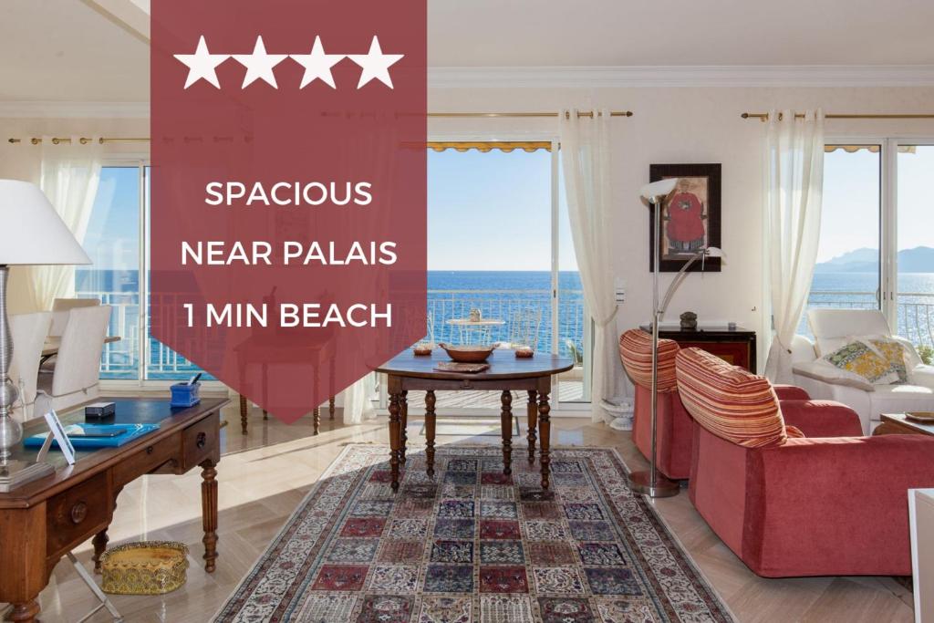 - un salon avec un panneau indiquant les spazios dans l'établissement 2-Br apartment by the beaches Magical sea view, à Cannes
