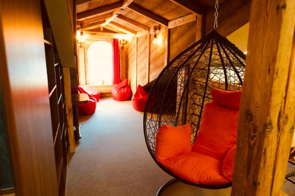 um baloiço num quarto com almofadas vermelhas em BRIVIBAS RESIDENCE - WAVE, free PRIVAT parking, free WIFI, self check-in em Riga