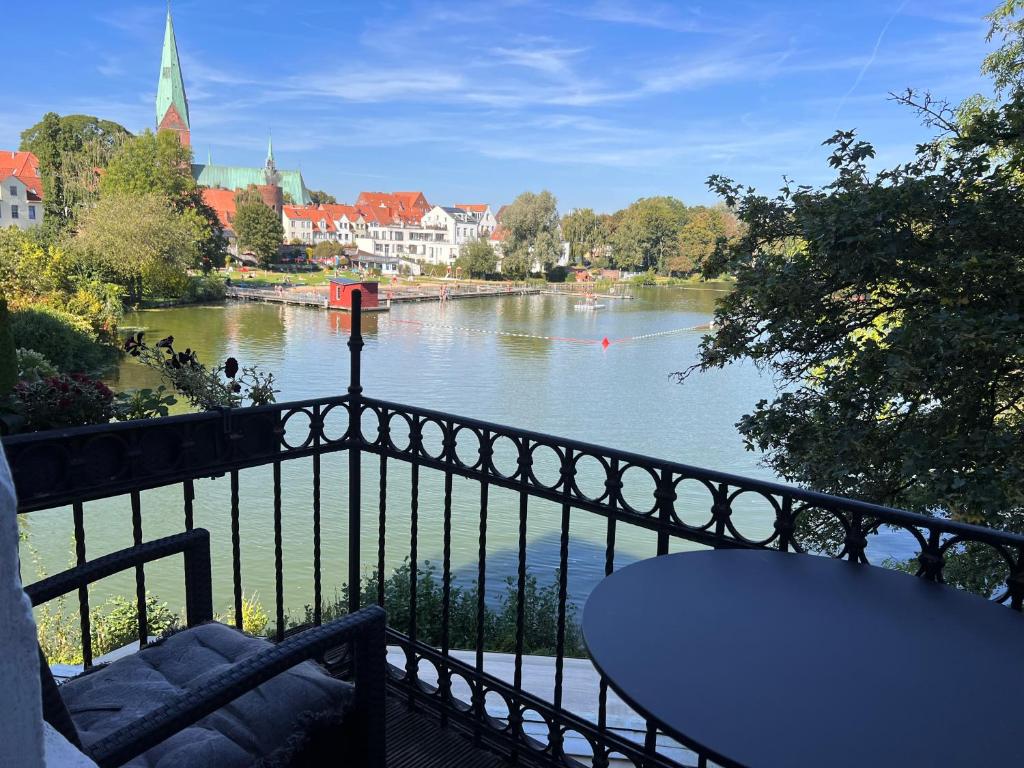 Výhled na řeku, která protéká v blízkosti hotelu