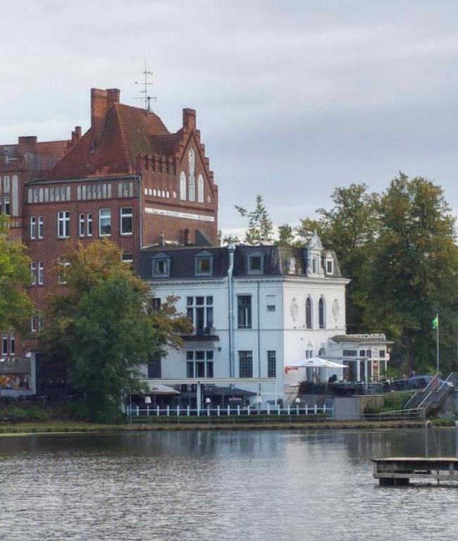 Výhled na řeku, která protéká v blízkosti hotelu