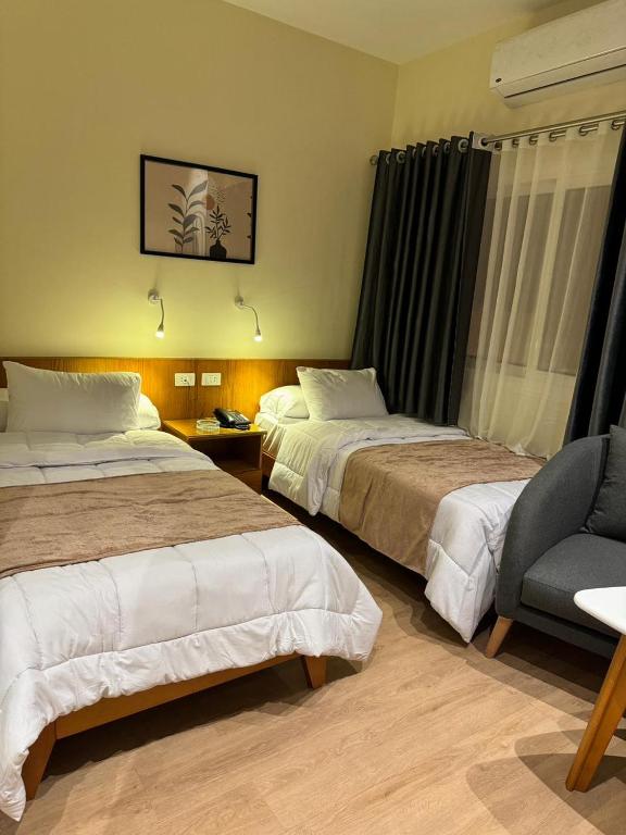 Un pat sau paturi într-o cameră la marron properties 14