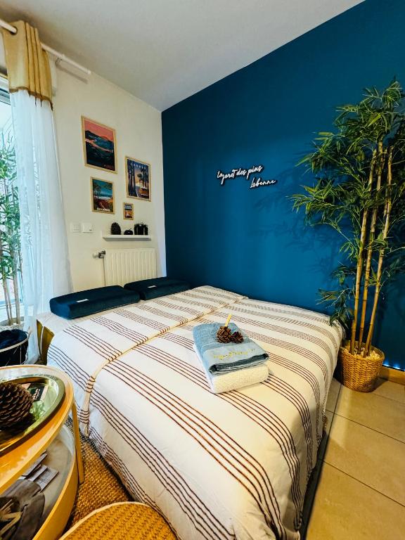 Postel nebo postele na pokoji v ubytování La Forêt des Pins - Free Check-In - Wifi - Parking Privé - Netflix - Draps & Serviettes inclus