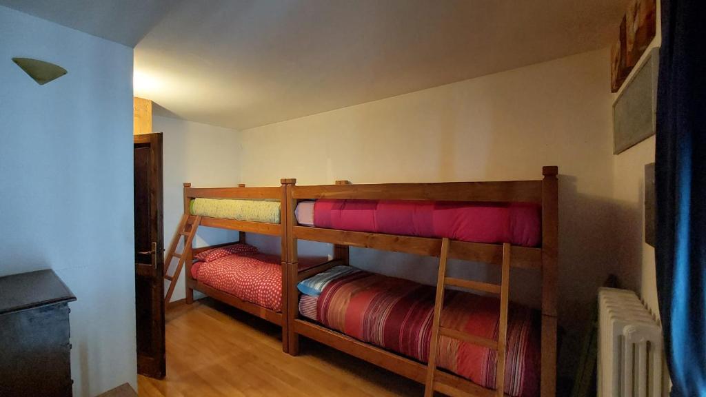 a couple of bunk beds in a room at Sulle piste da Sergio&Lina in Pila