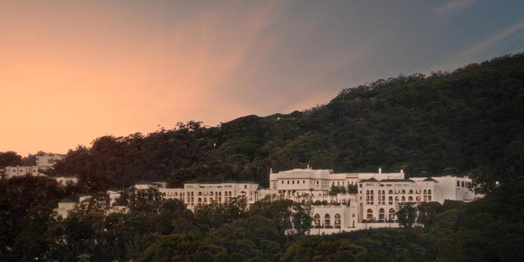 un gruppo di edifici bianchi in cima a una collina di Fairmont Tazi Palace Tangier a Tangeri