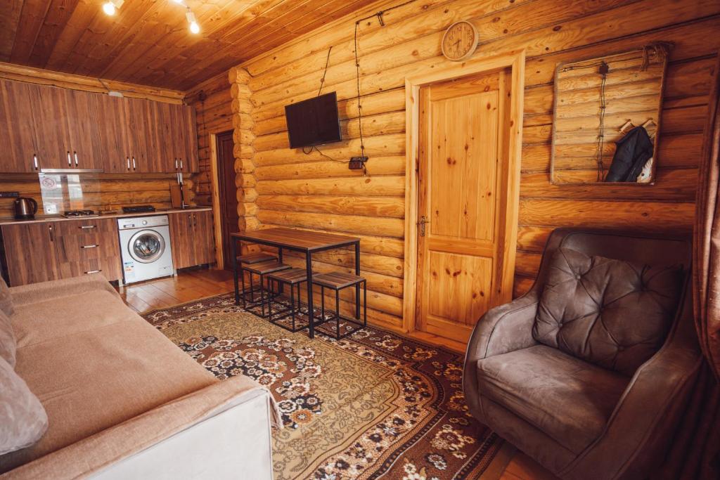 Posezení v ubytování Borjomi Kingswood Cabins