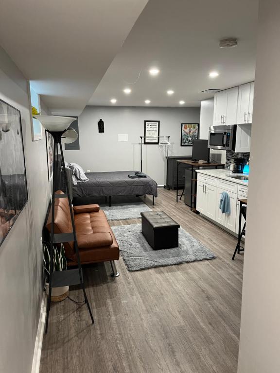 uma sala de estar com uma cama e uma cozinha em Urban Retreat Basement Studio Only Two Blocks From Metro! OFF STREET PARKING! em Washington