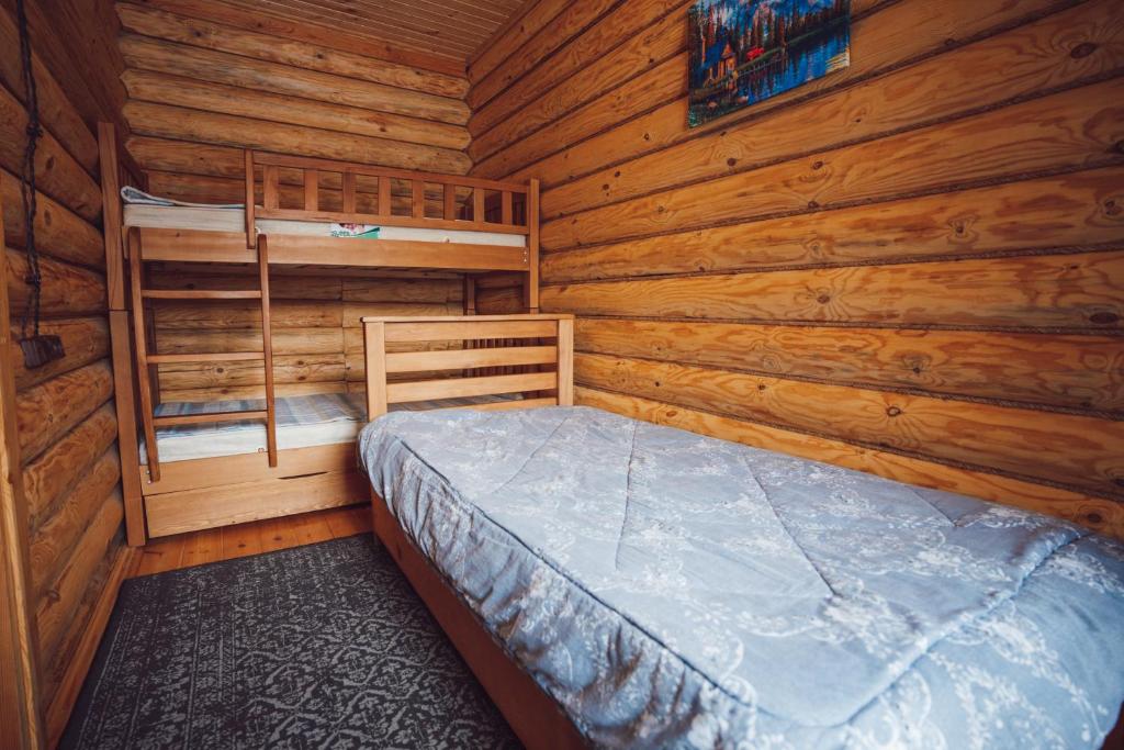 Postel nebo postele na pokoji v ubytování Borjomi Kingswood Cabins