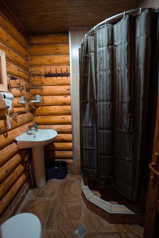 Koupelna v ubytování Borjomi Kingswood Cabins