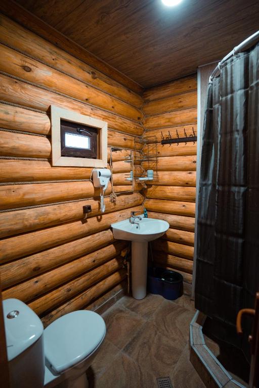 Koupelna v ubytování Borjomi Kingswood Cabins