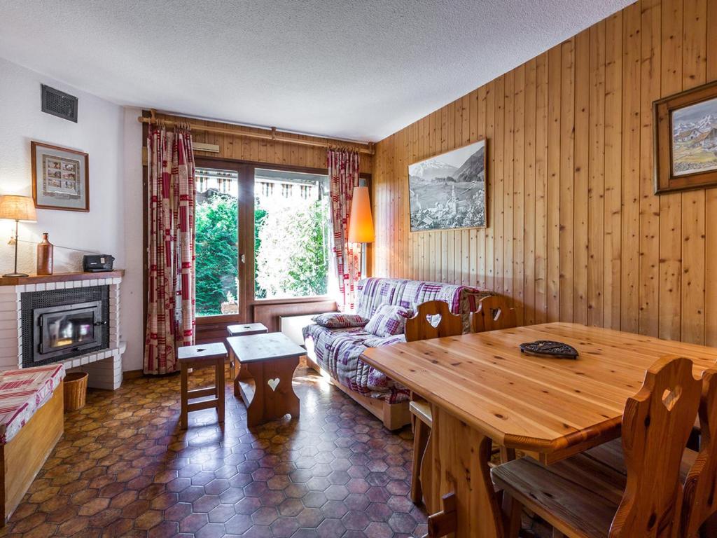 ein Wohnzimmer mit einem Holztisch und einem Sofa in der Unterkunft Appartement La Clusaz, 3 pièces, 6 personnes - FR-1-437-12 in La Clusaz