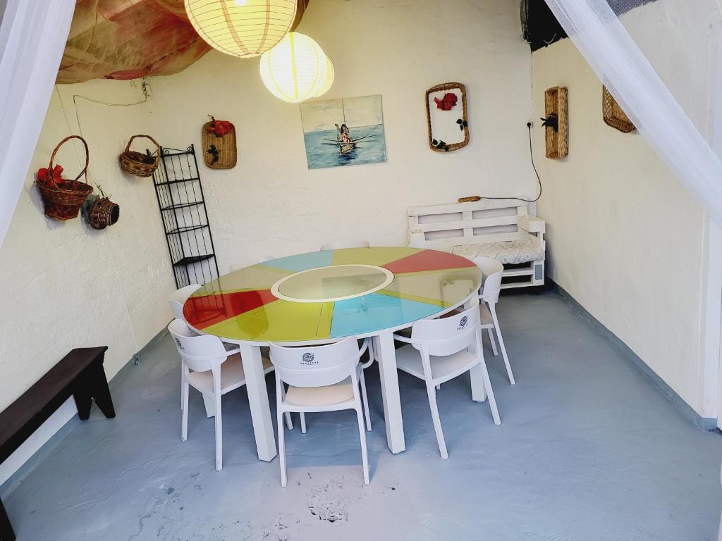 een eetkamer met een tafel en stoelen bij Casa Verde. in Villaviciosa