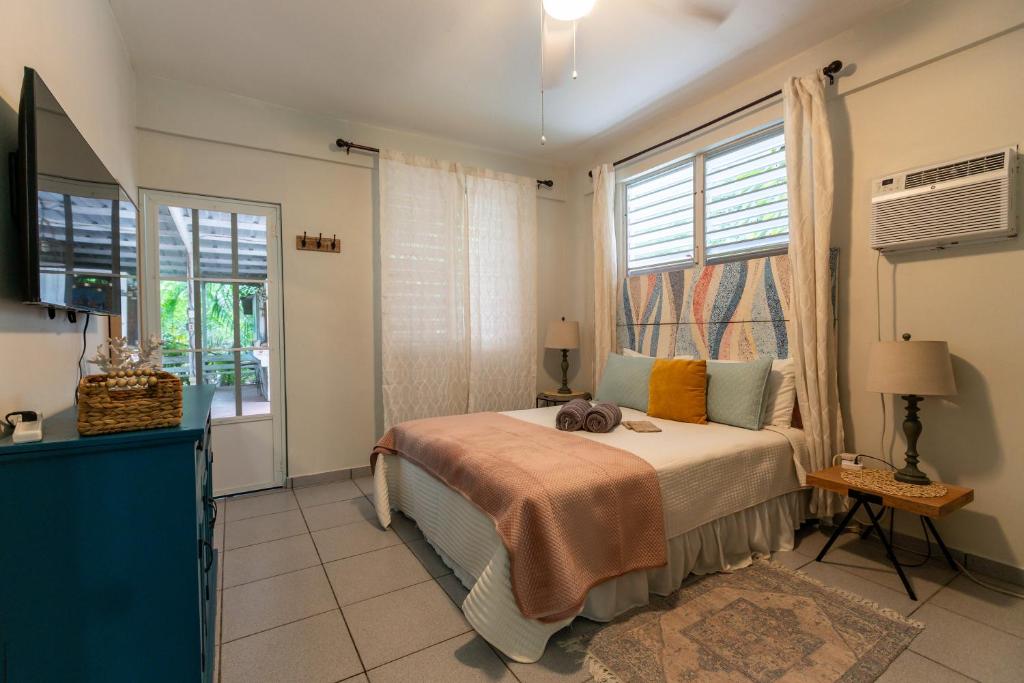 Schlafzimmer mit einem Bett und einem Fenster in der Unterkunft Casa Piña Suave #2 Jungle seclusion close to ocean in Rincon