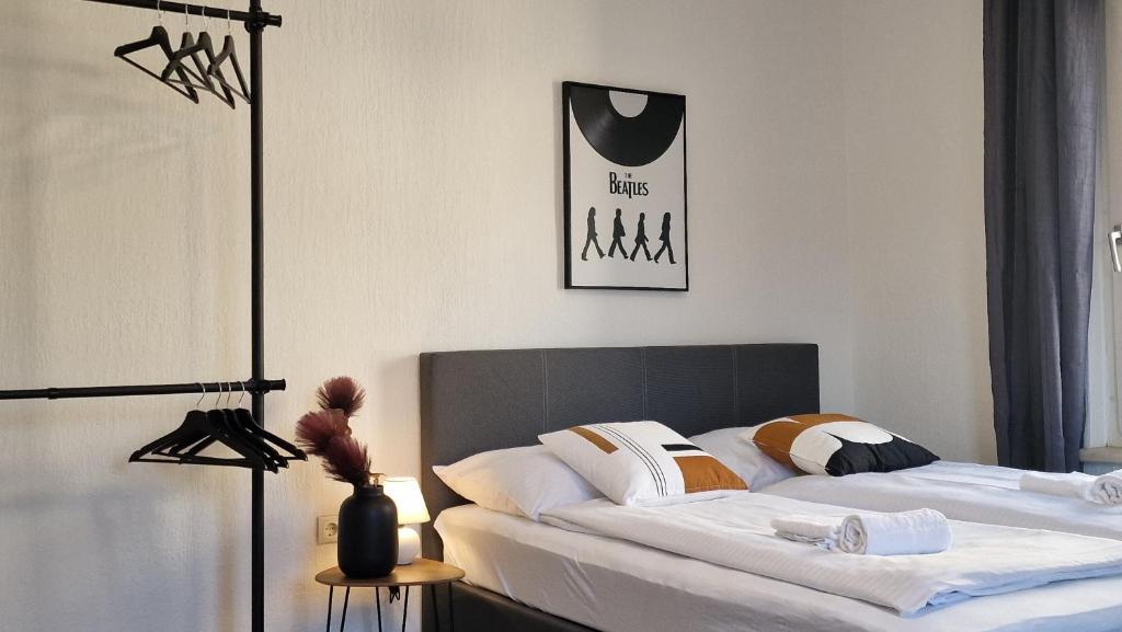 1 dormitorio con 1 cama con sábanas y almohadas blancas en homy Lakeside Symphony in Bregenz am Bodensee en Bregenz