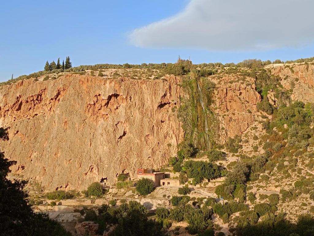 dom na zboczu skalistej góry w obiekcie Gite Skoura w mieście Caïd Bou Malla