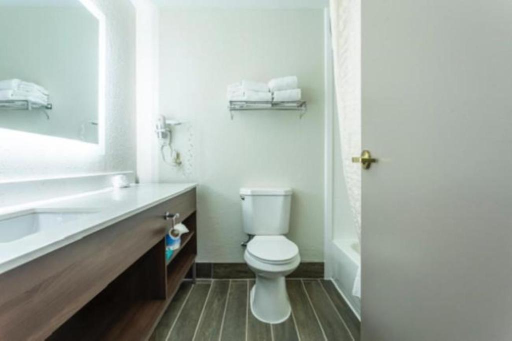 Lancaster Inn & Suites photo
