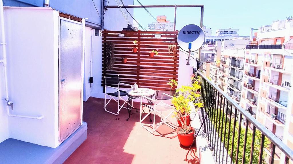 einen Balkon mit einem Tisch und Stühlen auf einem Gebäude in der Unterkunft A pasos del mar con enorme terraza! in Mar del Plata