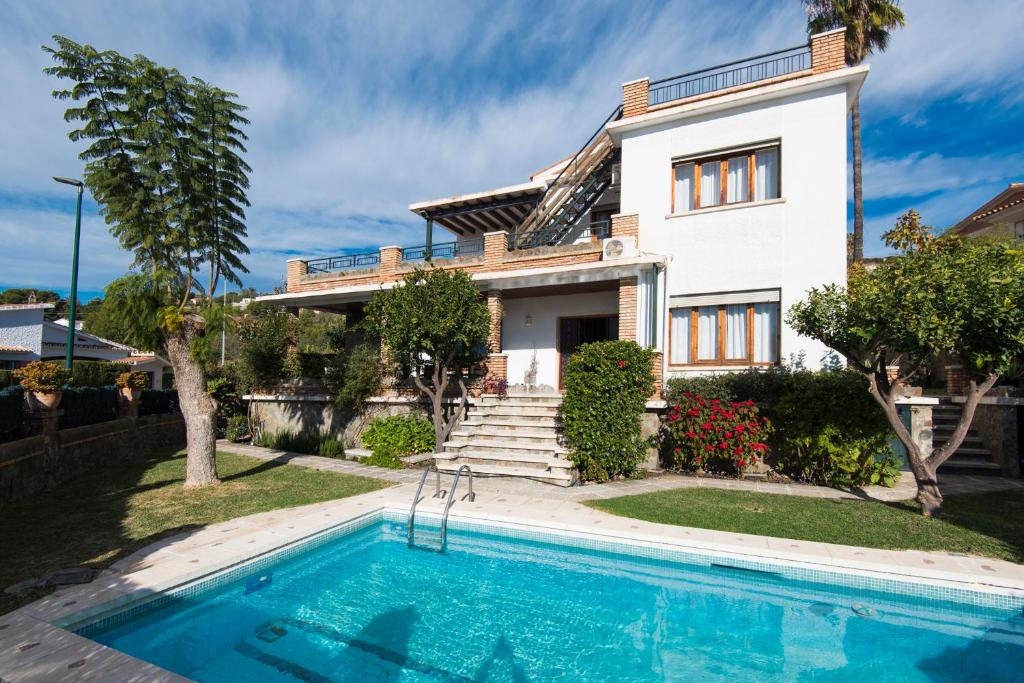 ein Haus mit einem Pool vor einem Haus in der Unterkunft Queen of the ocean Villa: stately style house with pool in Málaga