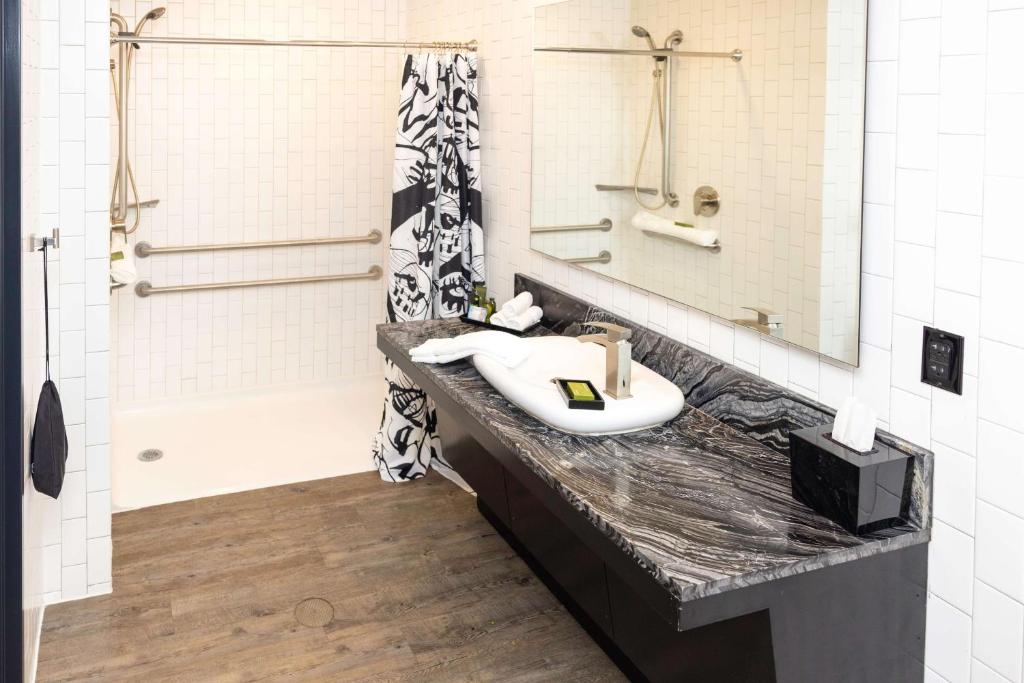 Lorenzo Hotel Dallas, Tapestry Collection by Hilton - Corner Queen Room Met Twee Queensize Bedden - Mobiliteit Toegankelijk