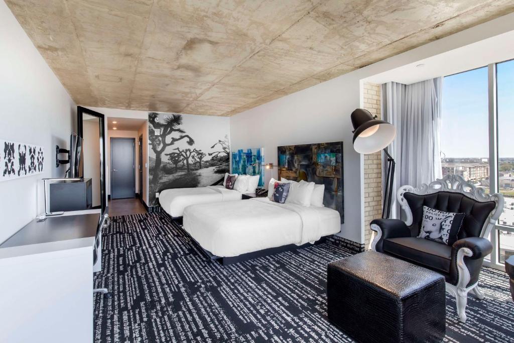 Lorenzo Hotel Dallas, Tapestry Collection by Hilton - Corner Queen Room Met Twee Queensize Bedden
