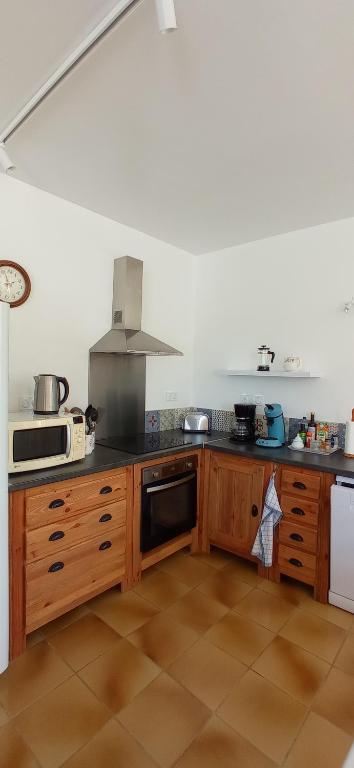 Kuchyň nebo kuchyňský kout v ubytování UNE CHOUETTE MAISON