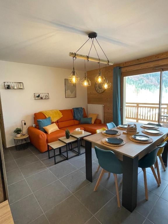 un salon avec un canapé et une table dans l'établissement Le Roc, à Saint-Jean-dʼAulps