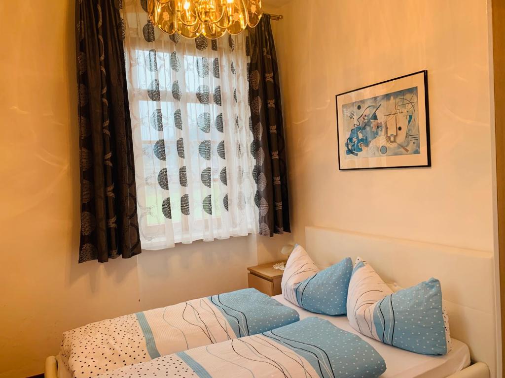 sypialnia z kanapą i oknem z żyrandolem w obiekcie Ferienwohnung Sonnwendhof "Kellerjochblick" w mieście Schwaz