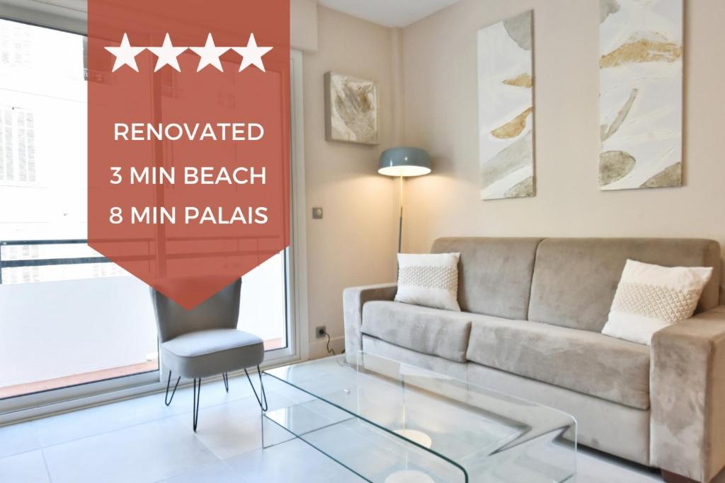 un salon avec un canapé et une table en verre dans l'établissement 3-Room Apartment in the Heart of Cannes, à Cannes