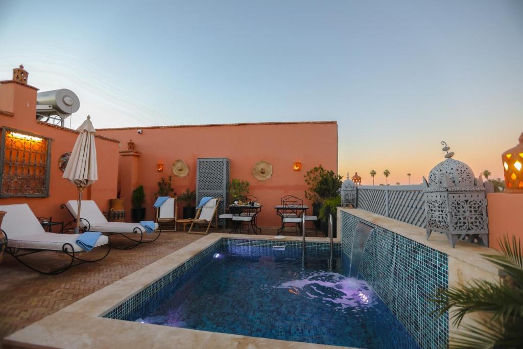 - une piscine au milieu d'un patio dans l'établissement Riad Beni Sidel, à Marrakech