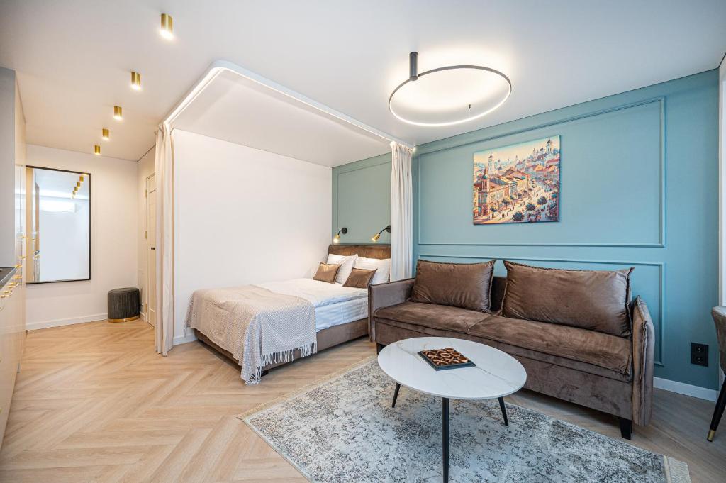 un soggiorno con divano e letto di A&I city view apartment a Vilnius