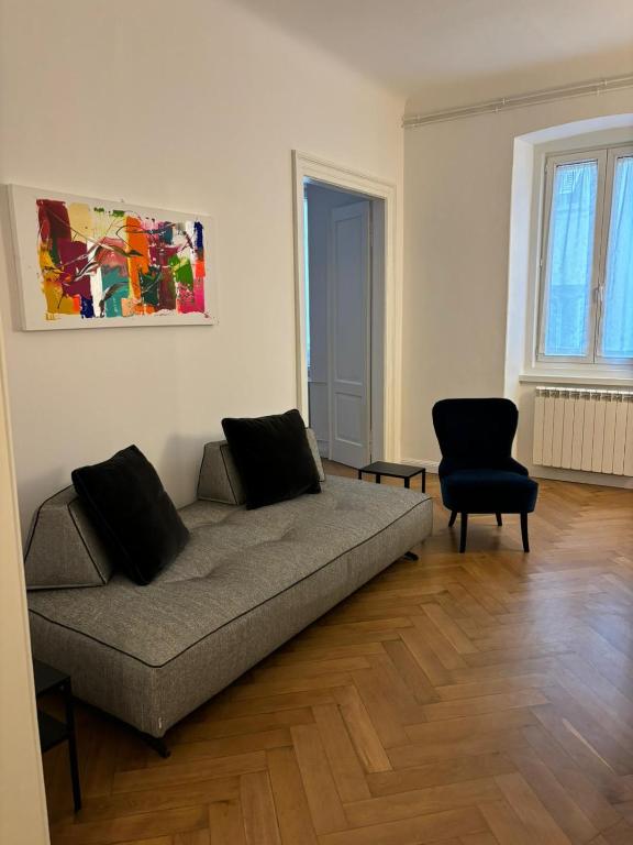 - un salon avec un canapé et une chaise dans l'établissement CASA AUGUSTO, à Trieste