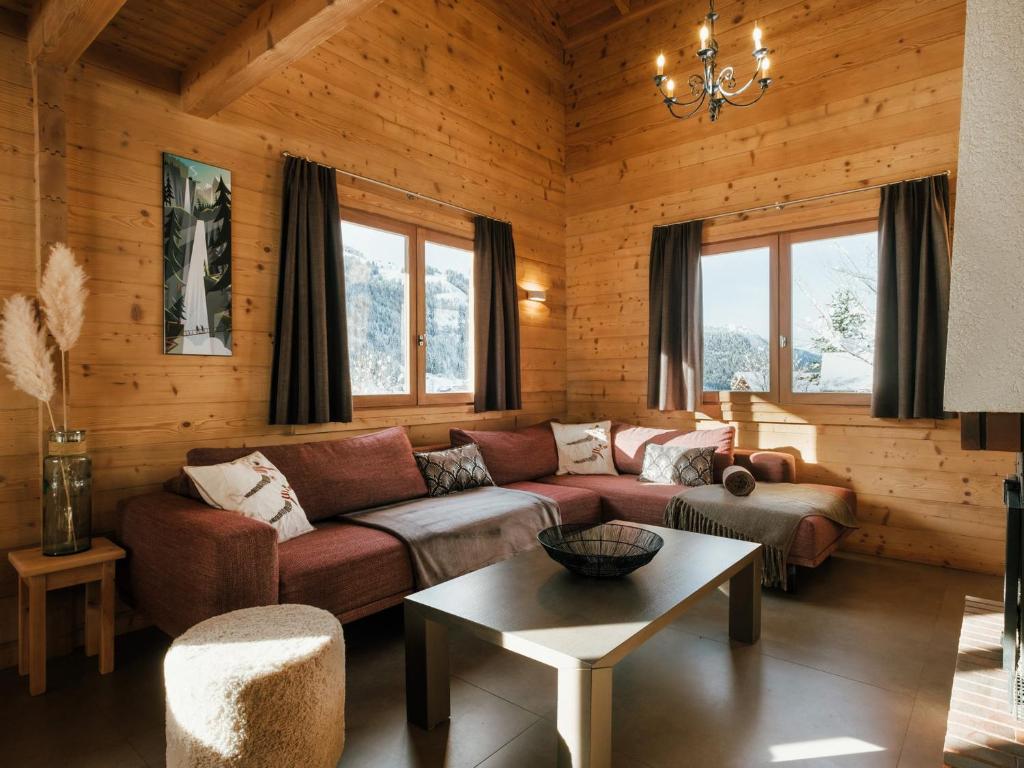 ein Wohnzimmer mit einem Sofa und einem Tisch in der Unterkunft Chalet La Clusaz, 5 pièces, 8 personnes - FR-1-304-262 in La Clusaz