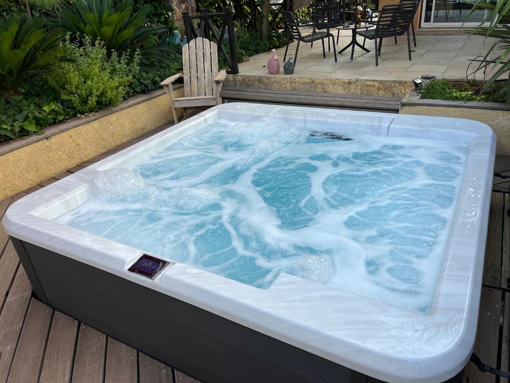 eine Whirlpool-Badewanne auf einer Terrasse in der Unterkunft Coté Notre Dame des Marins Appartement T3 (80 m2) avec Grande Terrasse in Martigues