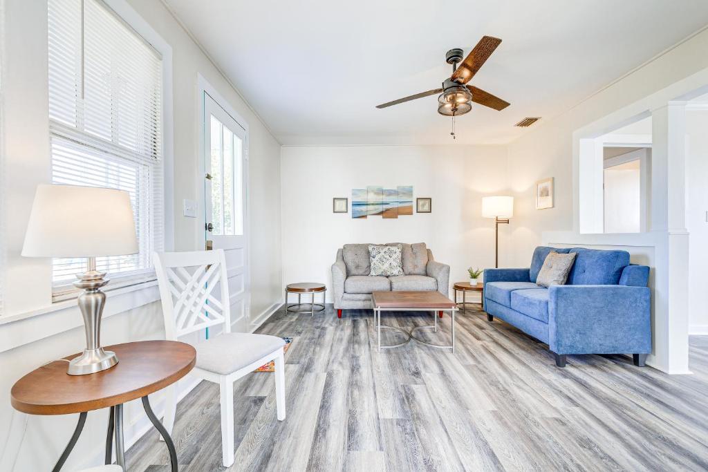 Khu vực ghế ngồi tại Quiet Grove Hill Cottage with Wraparound Deck!