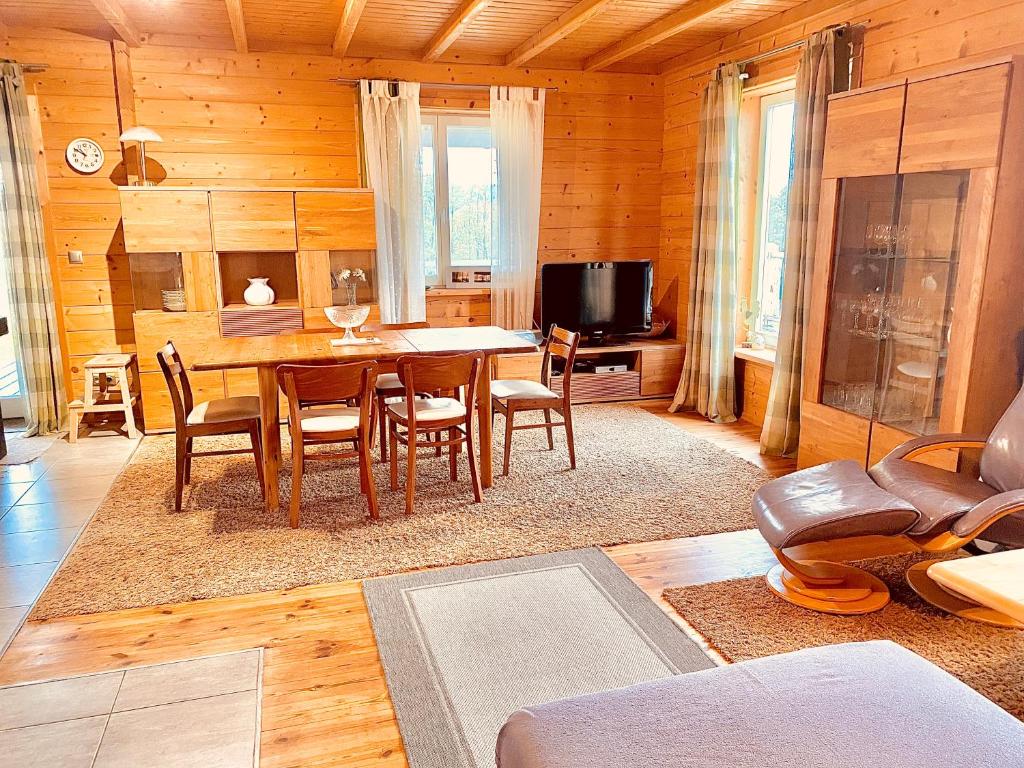 Televízia a/alebo spoločenská miestnosť v ubytovaní Holidayhome Juksty