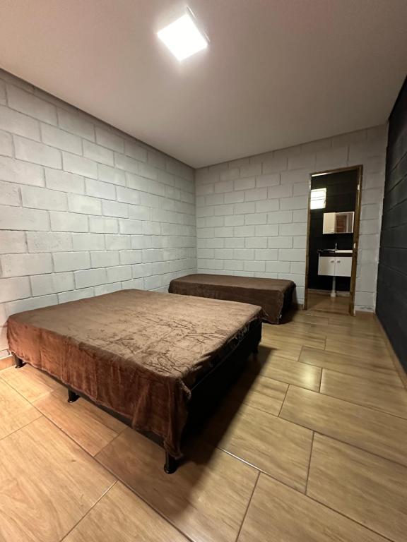 1 Schlafzimmer mit 2 Betten in einem Zimmer in der Unterkunft Reserva Athenas - Clube de campo in Jacareí