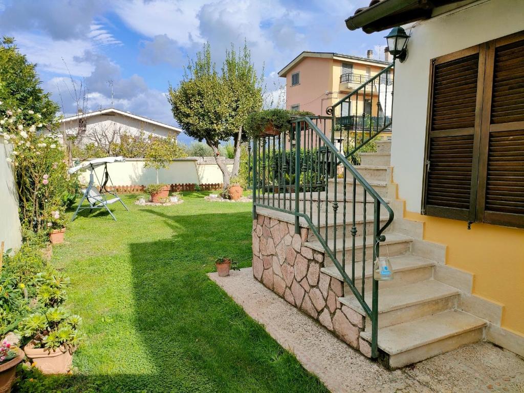 un conjunto de escaleras que conducen a una casa en Mini appartamento il Villaggio, en Valmontone
