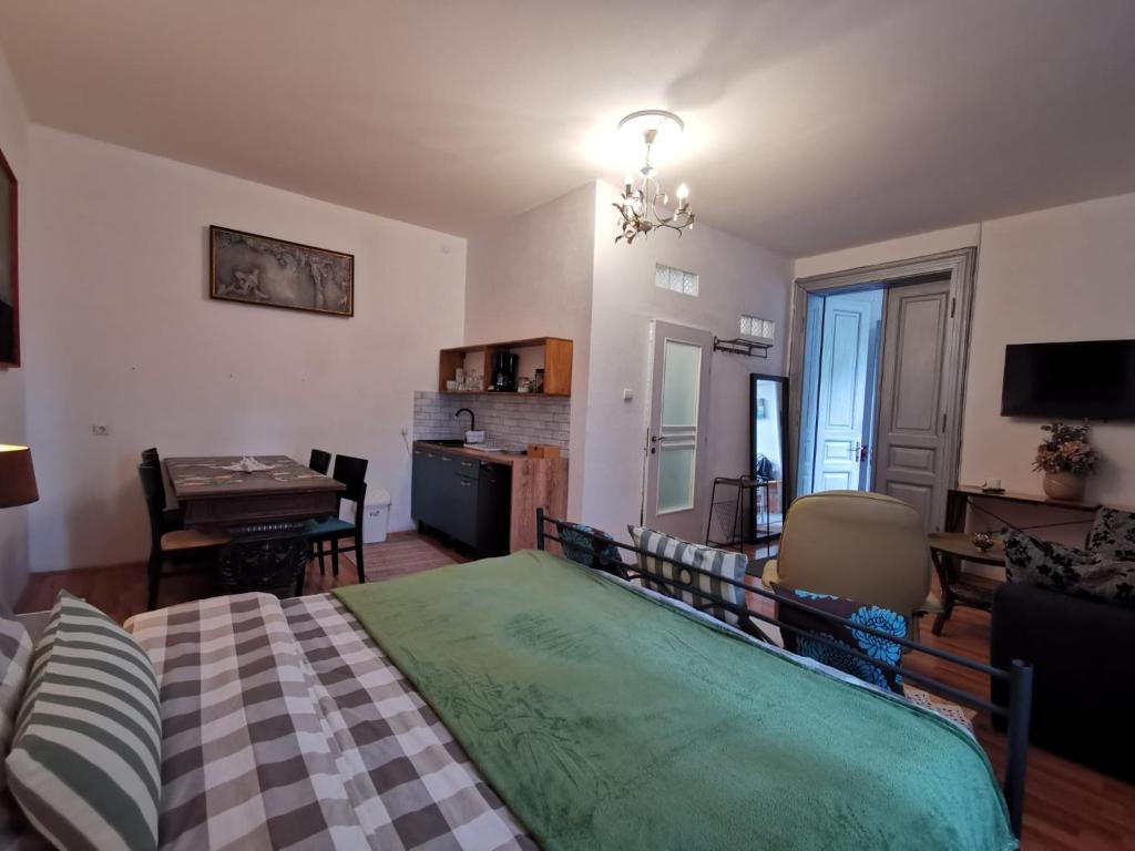 een slaapkamer met een bed en een woonkamer bij Apartament Luna Gruia in Cluj-Napoca