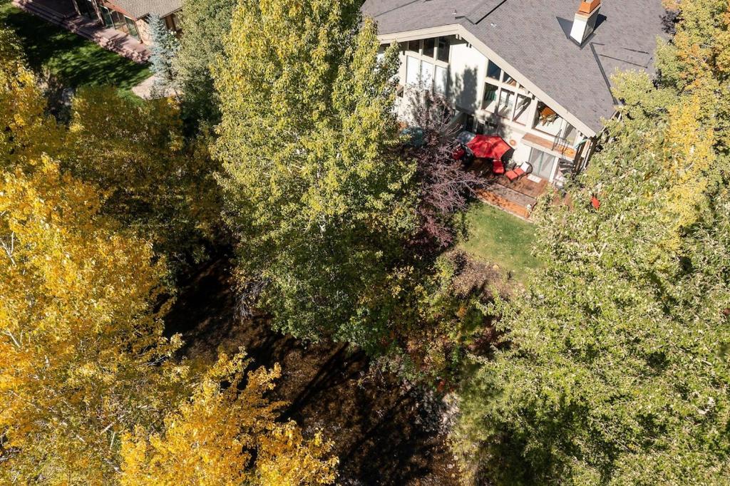 uma vista aérea de uma casa com árvores em Creek Front Duplex Close to Lifts with Hot Tub em Ketchum