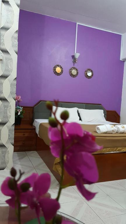Postel nebo postele na pokoji v ubytování New Orchid Hotel Tuaran