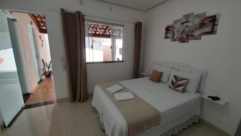 1 dormitorio con 1 cama grande en una habitación en Pousada Jeitim Mineiro, en Capitólio