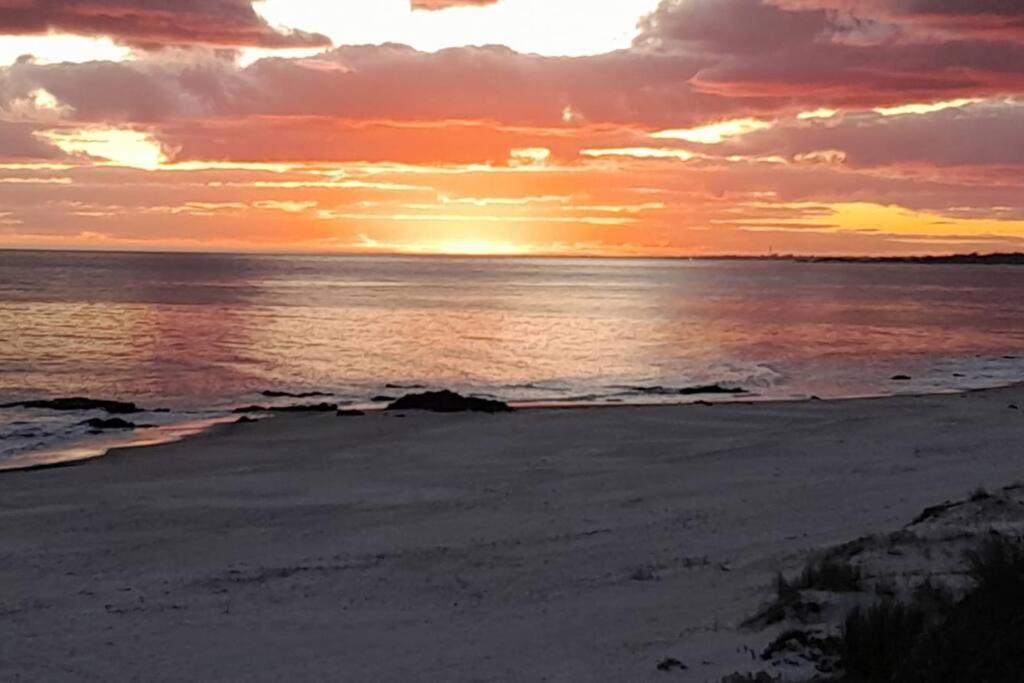 una puesta de sol en una playa con el océano en Casa Familiar 6 per con Vista Se RESERVA Con SEÑA UTE APARTE, en San Luis