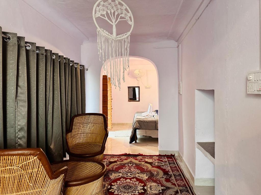 pasillo con silla y cama en una habitación en Hotel Kota kunj Heritage en Pushkar