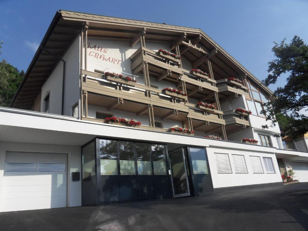 ein Gebäude mit Balkon auf der Seite in der Unterkunft Haus Erhart in Ladis