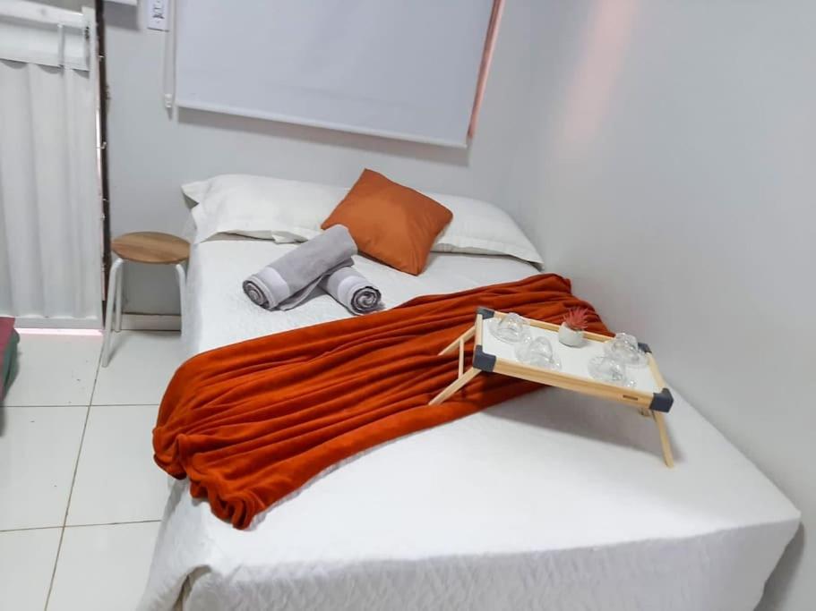 เตียงในห้องที่ Apto com Varanda Próximo da Orla