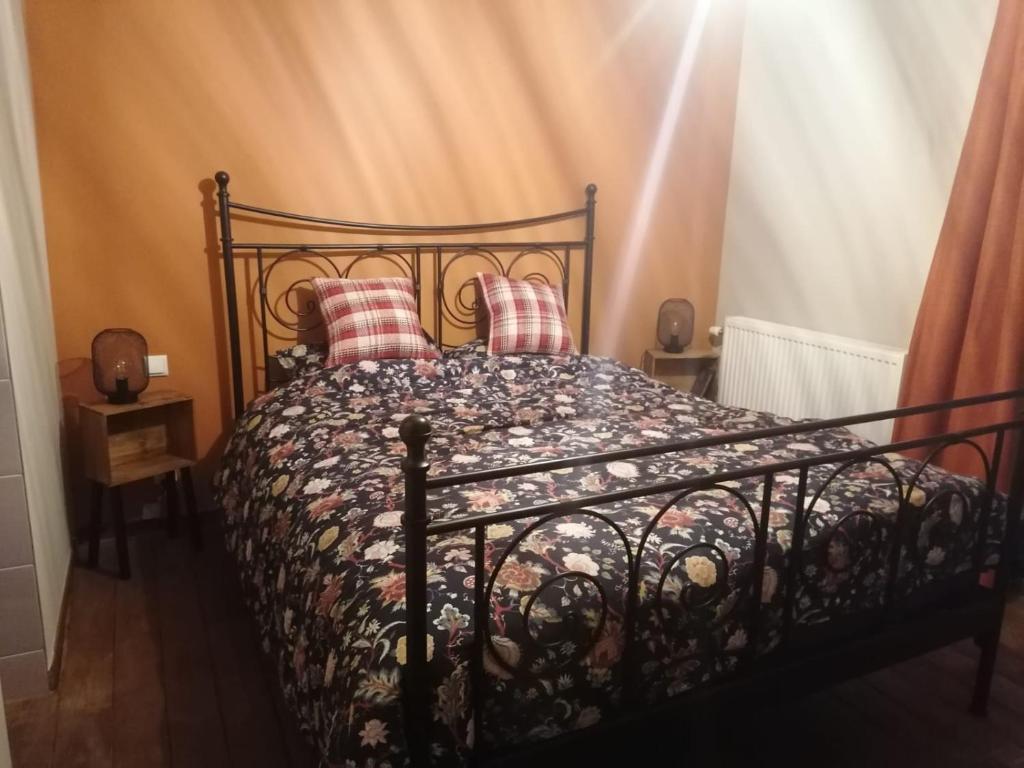 A bed or beds in a room at La Libellule