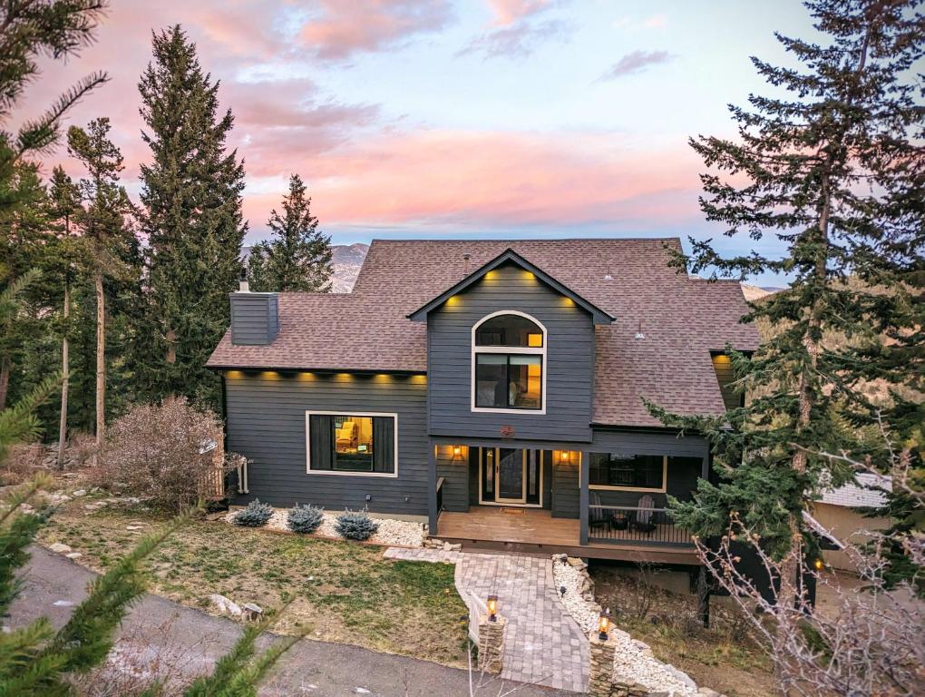 una casa gris con techo de gambrel en Stay in Evergreen - Denver Mountain Escape en Evergreen